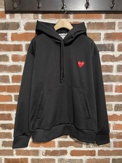 【PLAY COMME des GARCONS】T174(メンズ) エステルスムースプルオーバーフーディ(赤エンブレム)