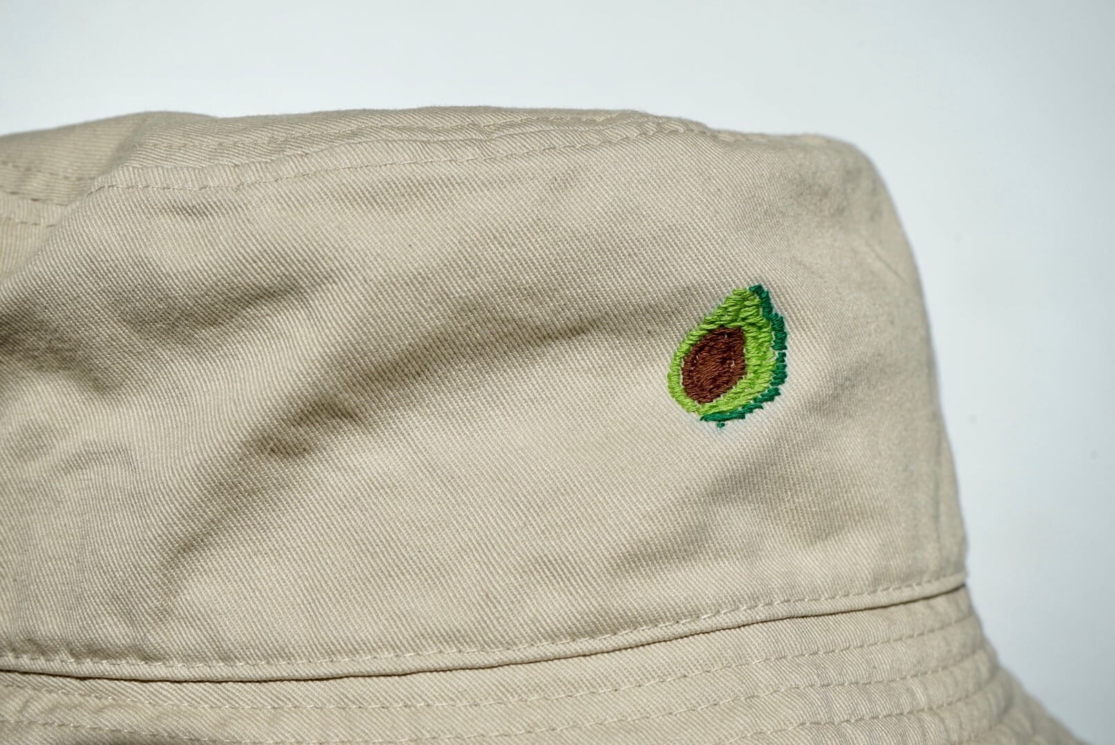 食べごろいつなの？「アボカド」 手縫い刺繍バケットハット(Bucket Hat