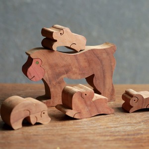 仲良く寄り添う、子だくさんなサルの親子｜木製 組み木パズル 猫の親子 置物 オブジェ