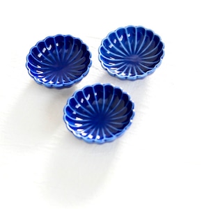 【31114】 伊万里 菊豆皿 紺（1枚） 昭和 / Dark Blue Small Plate Kiku / Showa Era