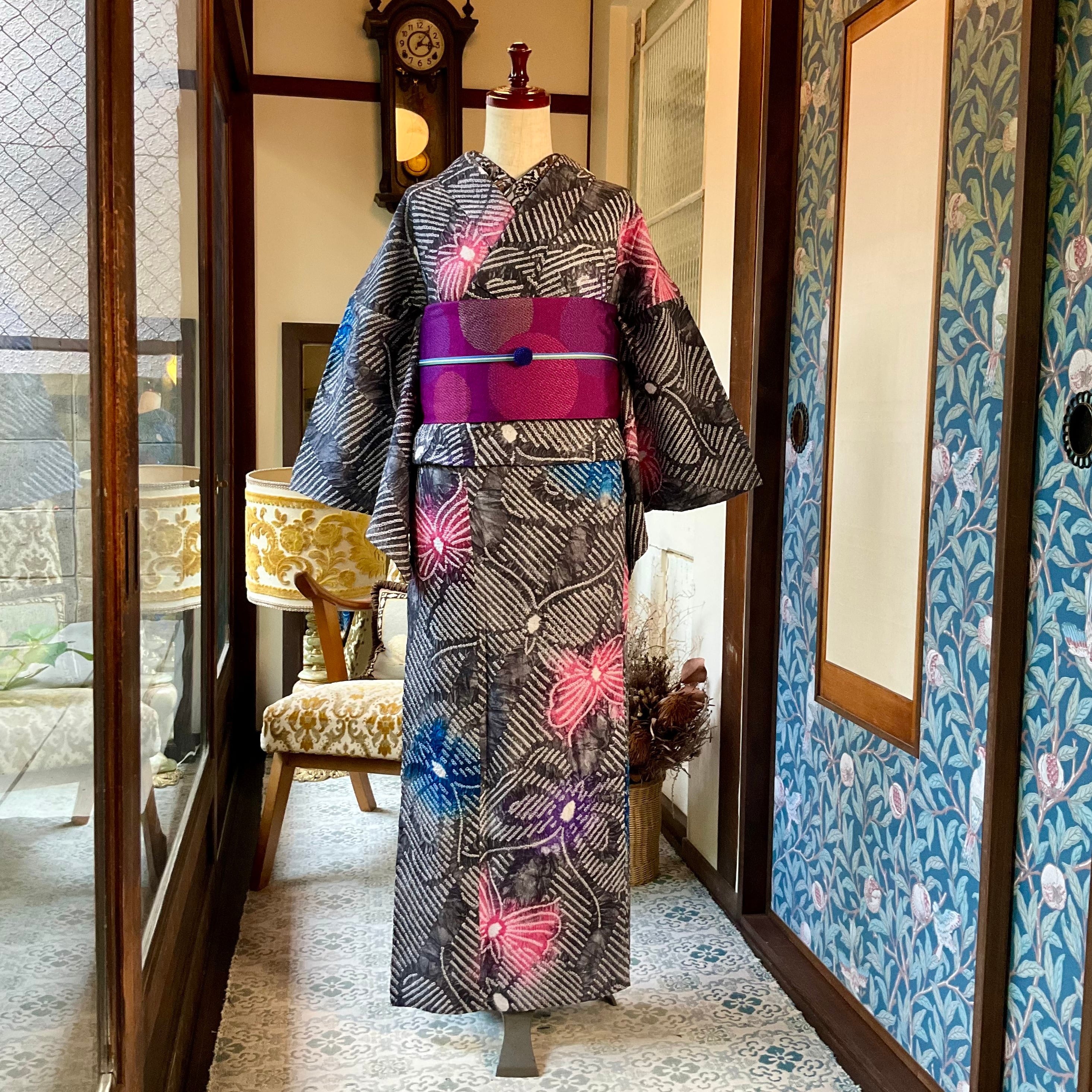 総絞り浴衣　蝶柄 月影の蝶＊ちょう 蝶々 斜め縞 縞 墨黒 薄墨 ブラック グレー 有松鳴海