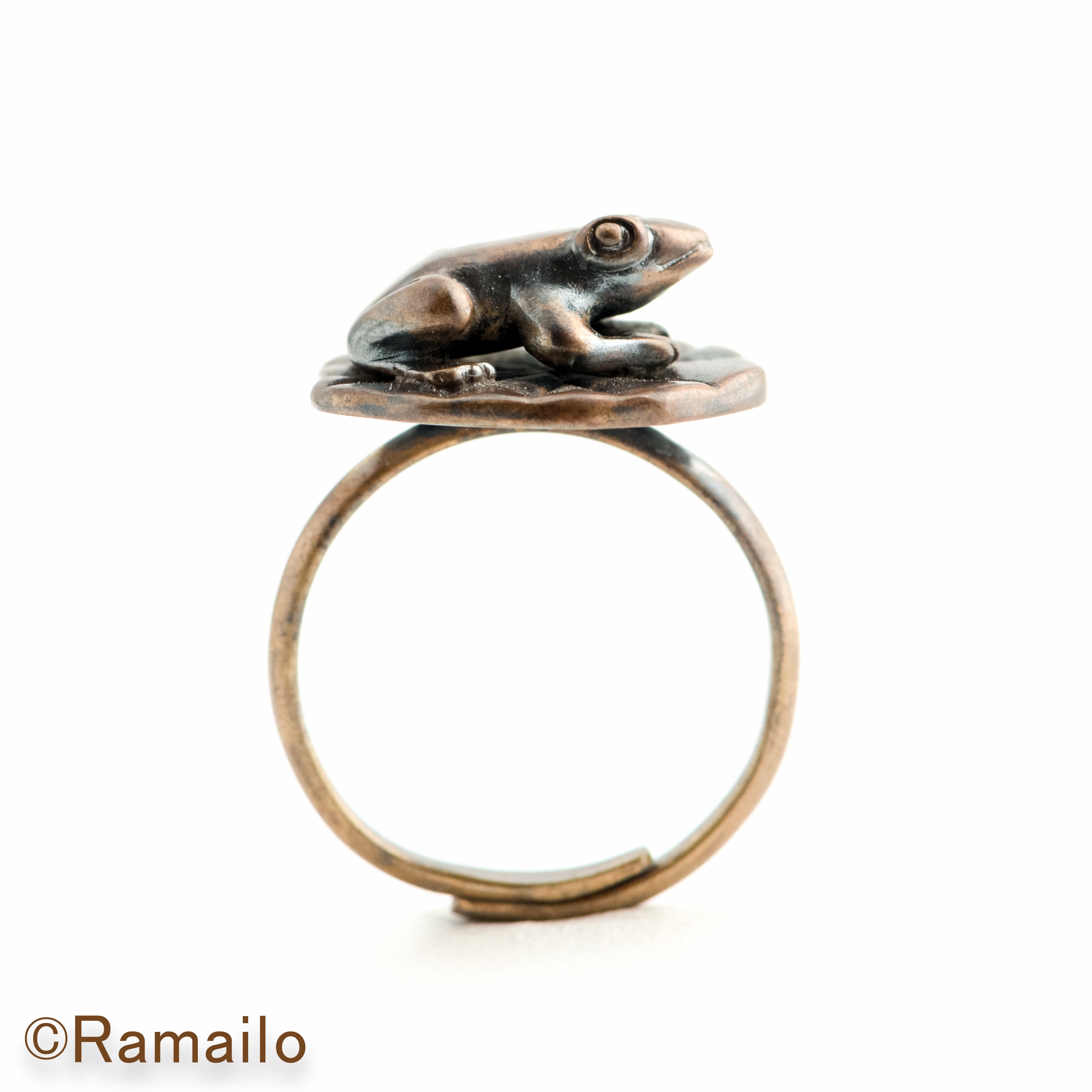 蓮の葉に乗る蛙の真ちゅうリング | カエルの時計屋さん