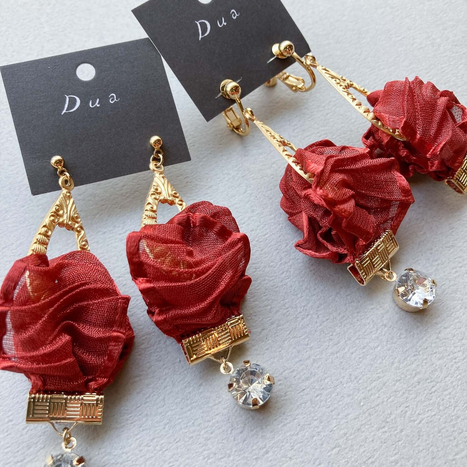 赤いシフォンとしずく真鍮フープの〈ピアス/イヤリング〉 | Dua