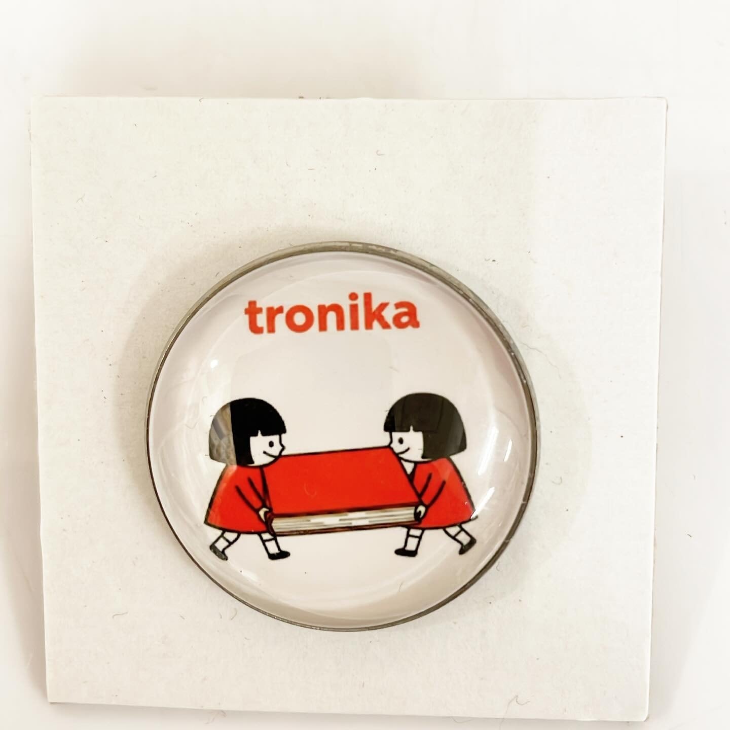 ピンバッジ「トロニカ　双子イラスト　大きい本を運ぶ」 - 画像1