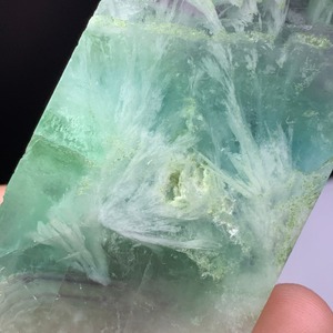 1.エンジェルフェザーフローライト原石クラスター