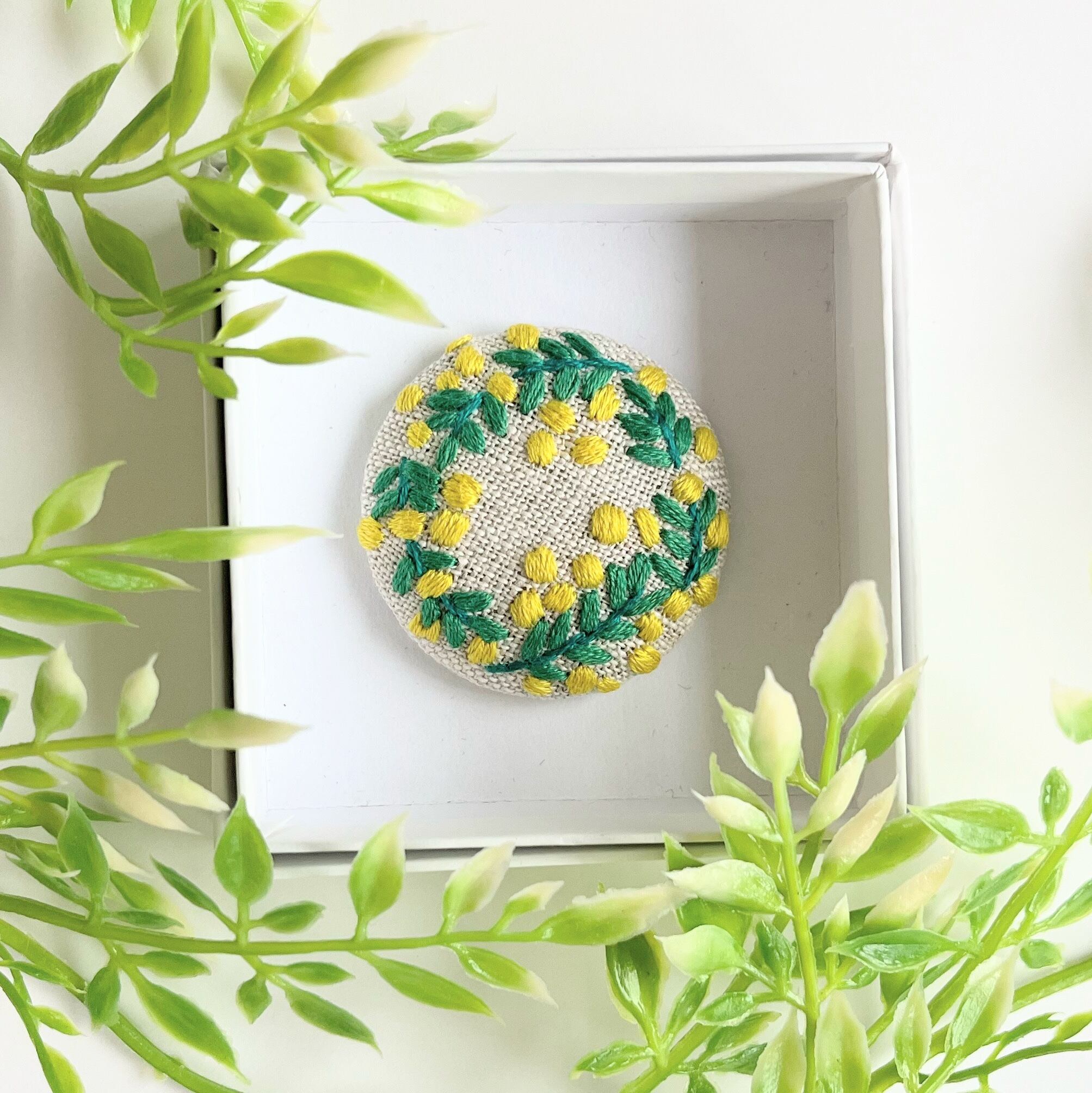 ミモザのリースの刺繍ブローチ【botanical】#349 | j.couture