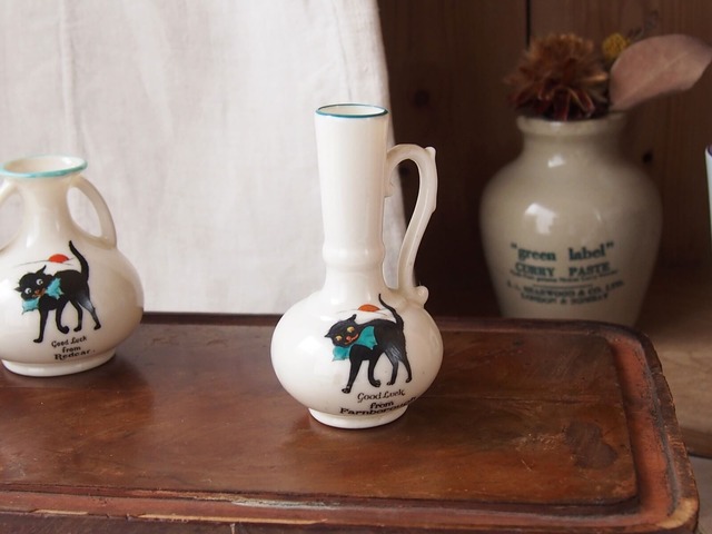 イギリスアンティーク　ミニ花瓶　GOOD LUCK CAT