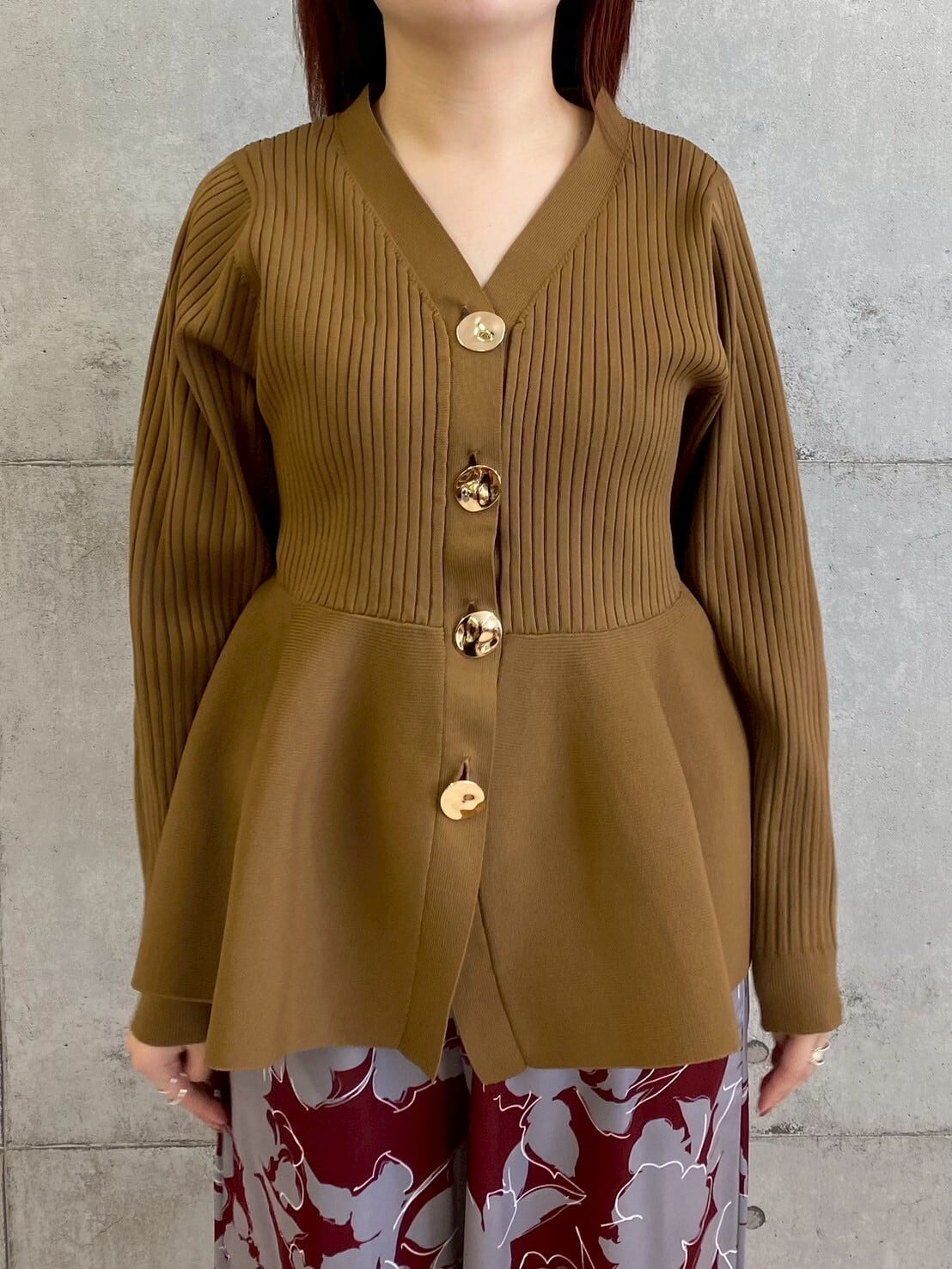 R791209 ニュアンス釦付きペプラムニットカーディガン | ROSIEE