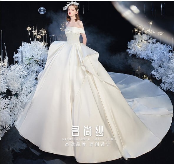 華やか ウエディングドレス 光沢サテン オフショルダー ロングトレー