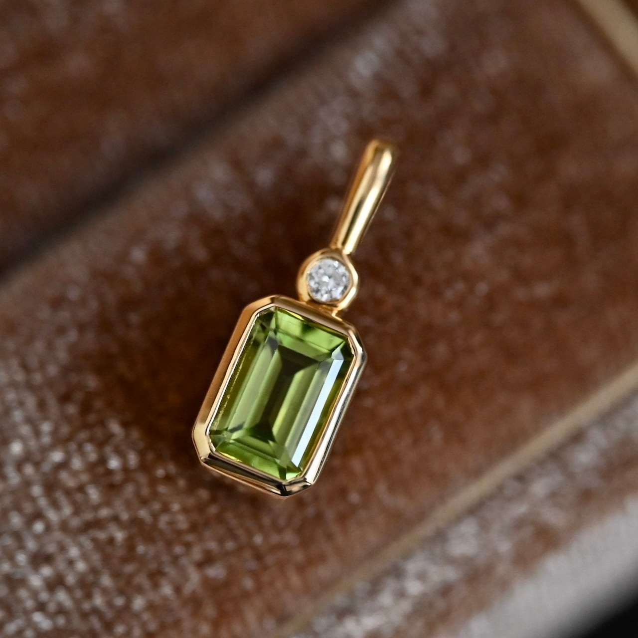 一点限り】K18YGエメラルド(0.483CT) ダイヤモンド覆輪ペンダント