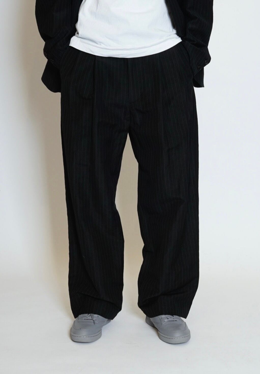 universal products. “ WOOL LINEN 2 TUCK TROUSERS ( Stripe )” | H