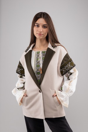 ウクライナ産プレミアムウール100%スリーブレスジャケット（白）平行縫い　手刺繍