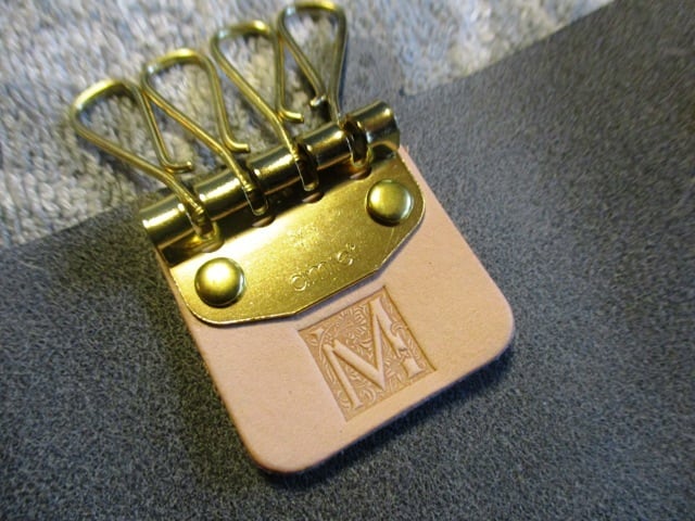 【ただいま無料サービス】ちょっと突き出た革キーケース用イニシャル刻印サービス