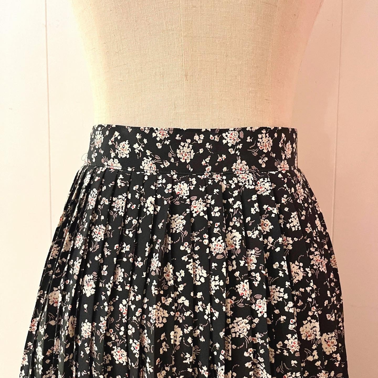 white mini flower pleats skirt