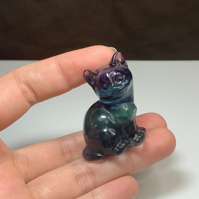 2.ちょこんと座っている可愛いフローライトねこ