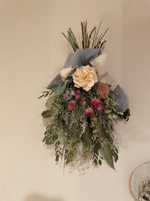 (送料無料)グリーンとかすみ草＆カーネーションのスワッグ