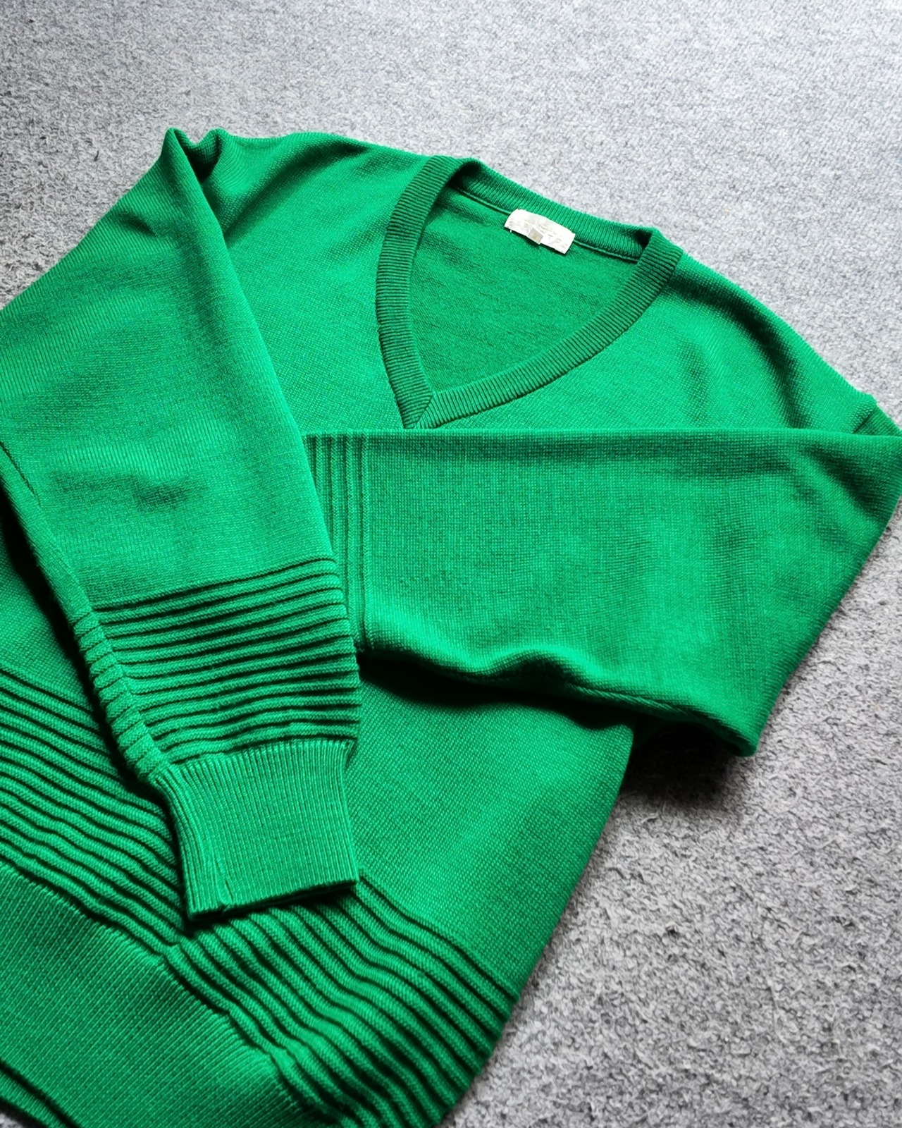 【BALENCIAGA】green v-neck wool knit
