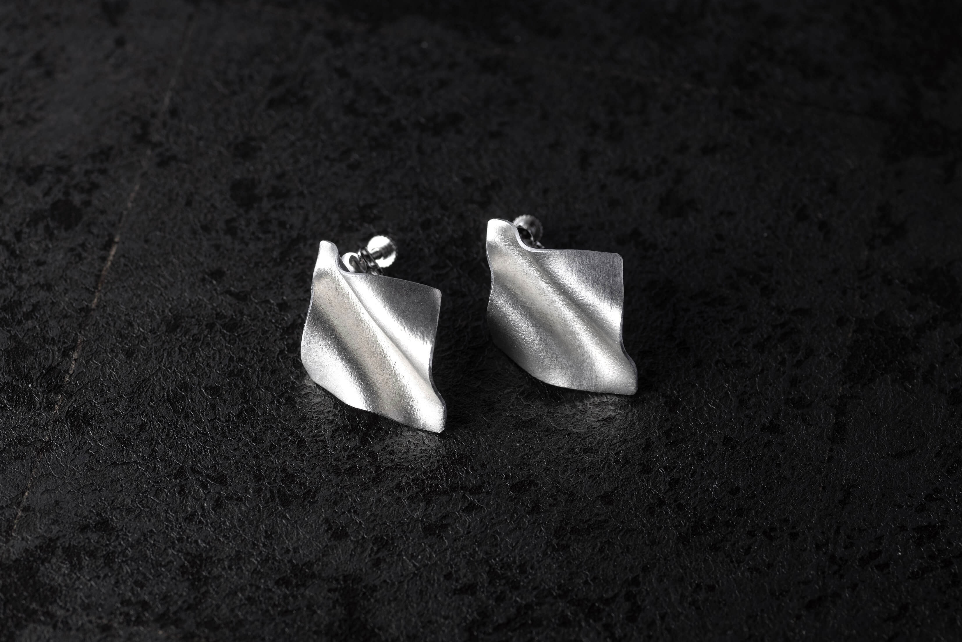 錫 波うつピアス / イヤリング ｜ 大寺幸八郎商店・KOHACHIRO 博選堂