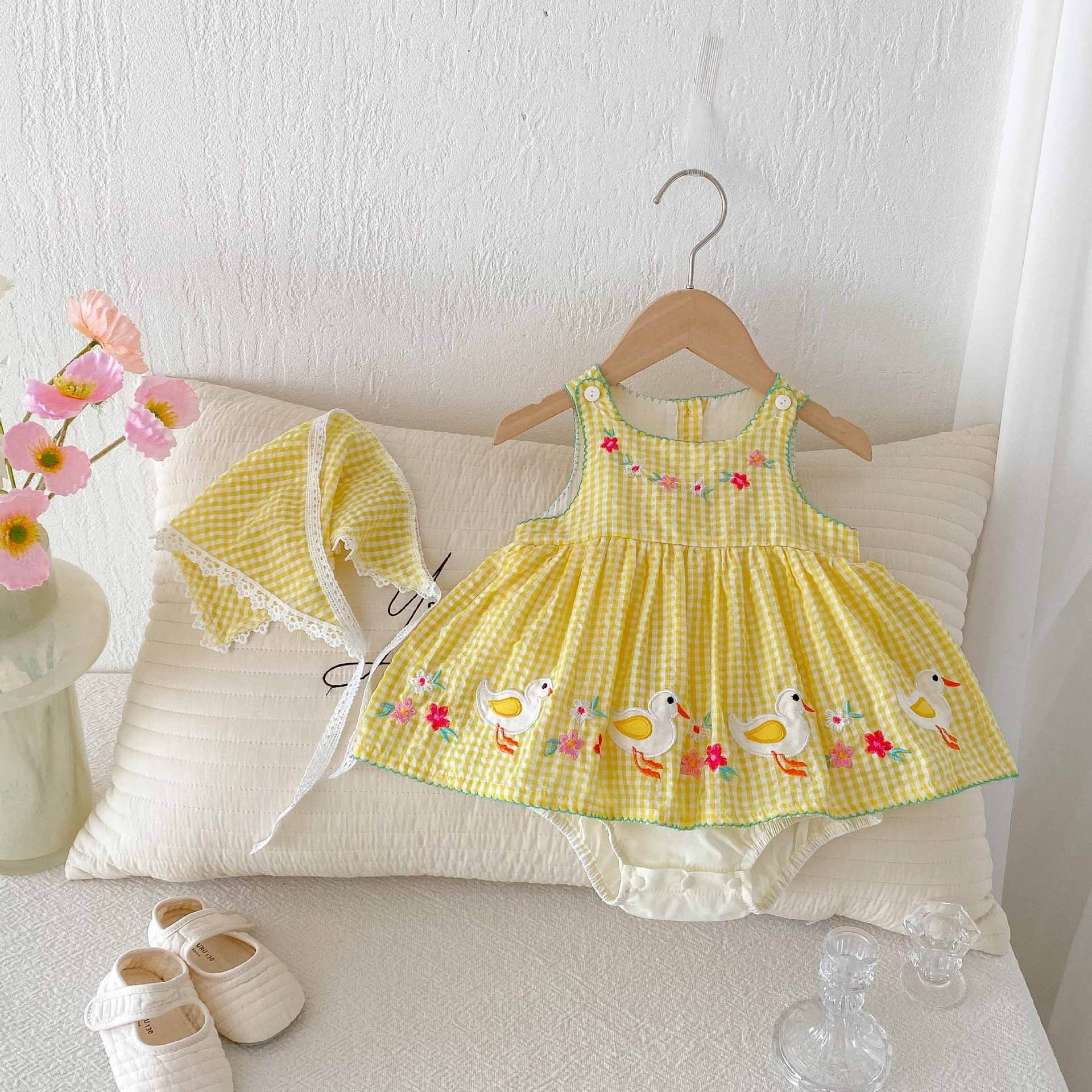 ボンネット付きイエローチェックダックロンパース