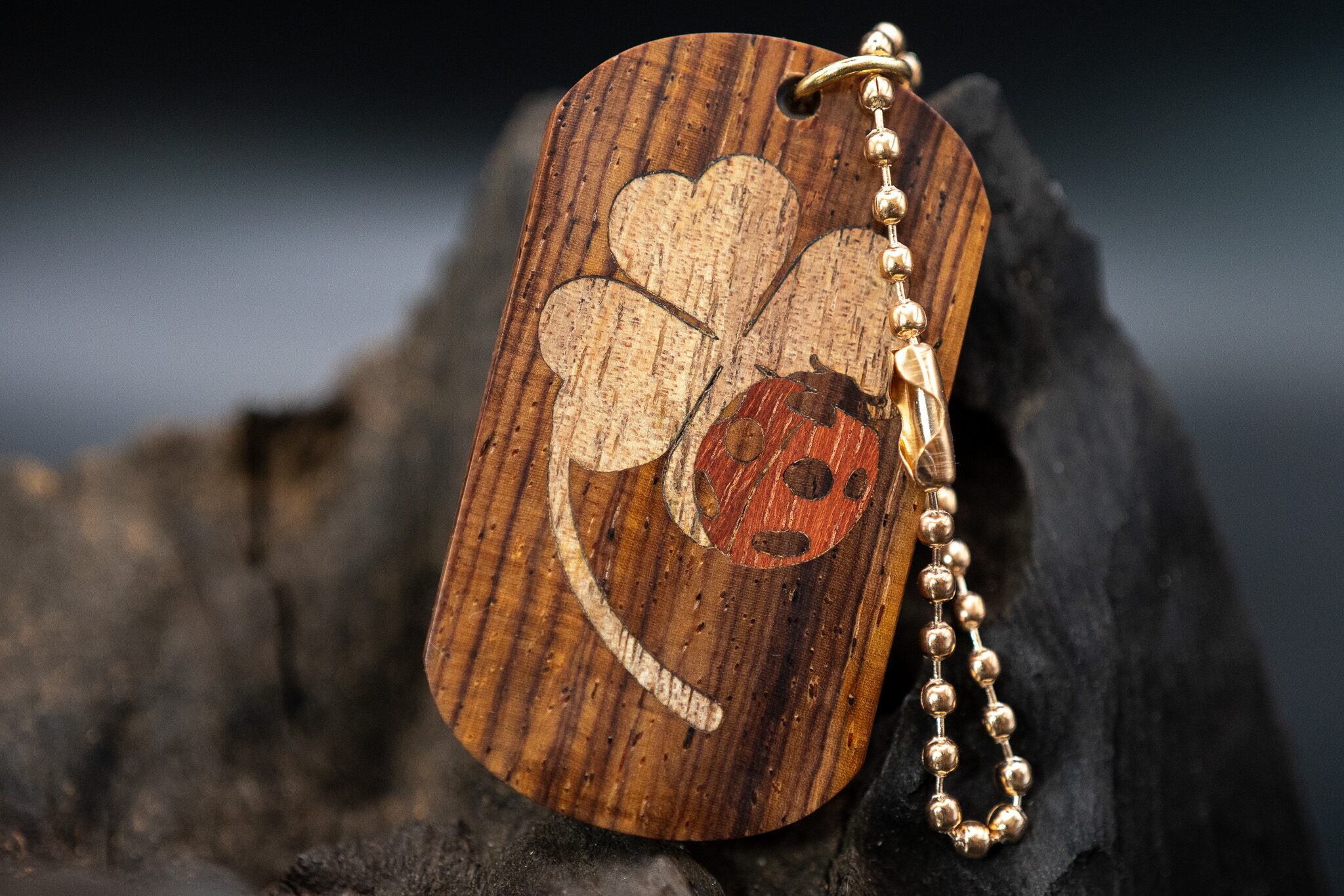 【 エスニックなローズウッド 】ココボロ 糸縮み杢 ドッグタグ 象嵌 幸運を運ぶナナホシテントウ