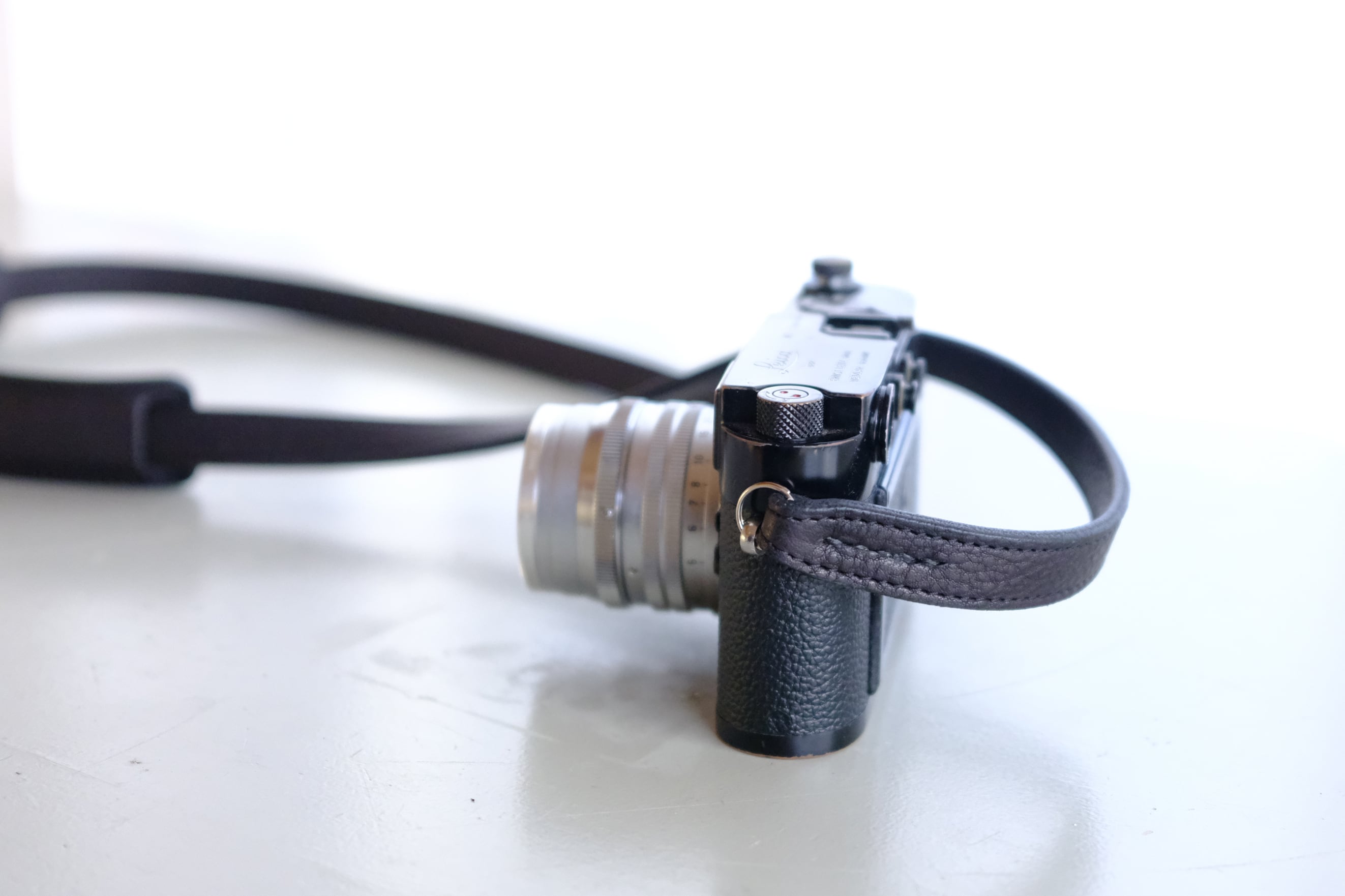 アンティーク調のライカ用の黒い牛革のカメラストラップ | 革製品の