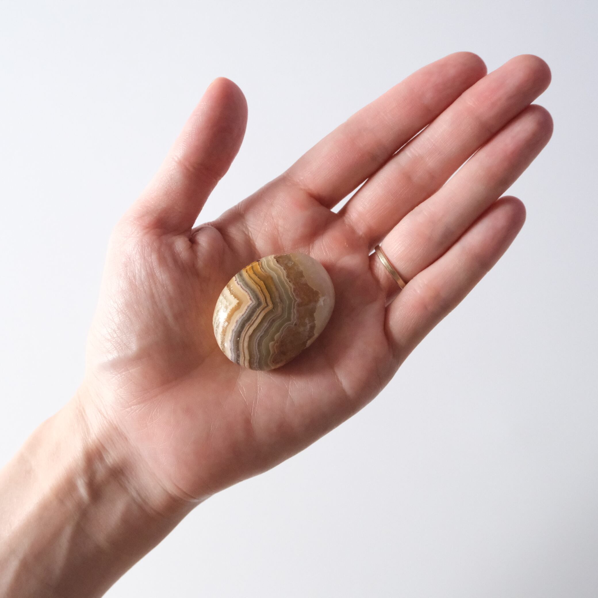 イエロークレイジーレースアゲートの小さな握り石 〇 縞瑪瑙（しま