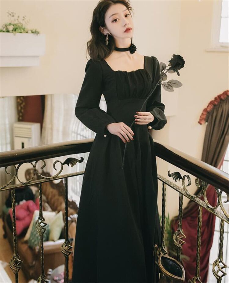 満場の注目を集めて登場する フレンチ ヴィンテージ スクエアネック トレンド ヘップバーン風