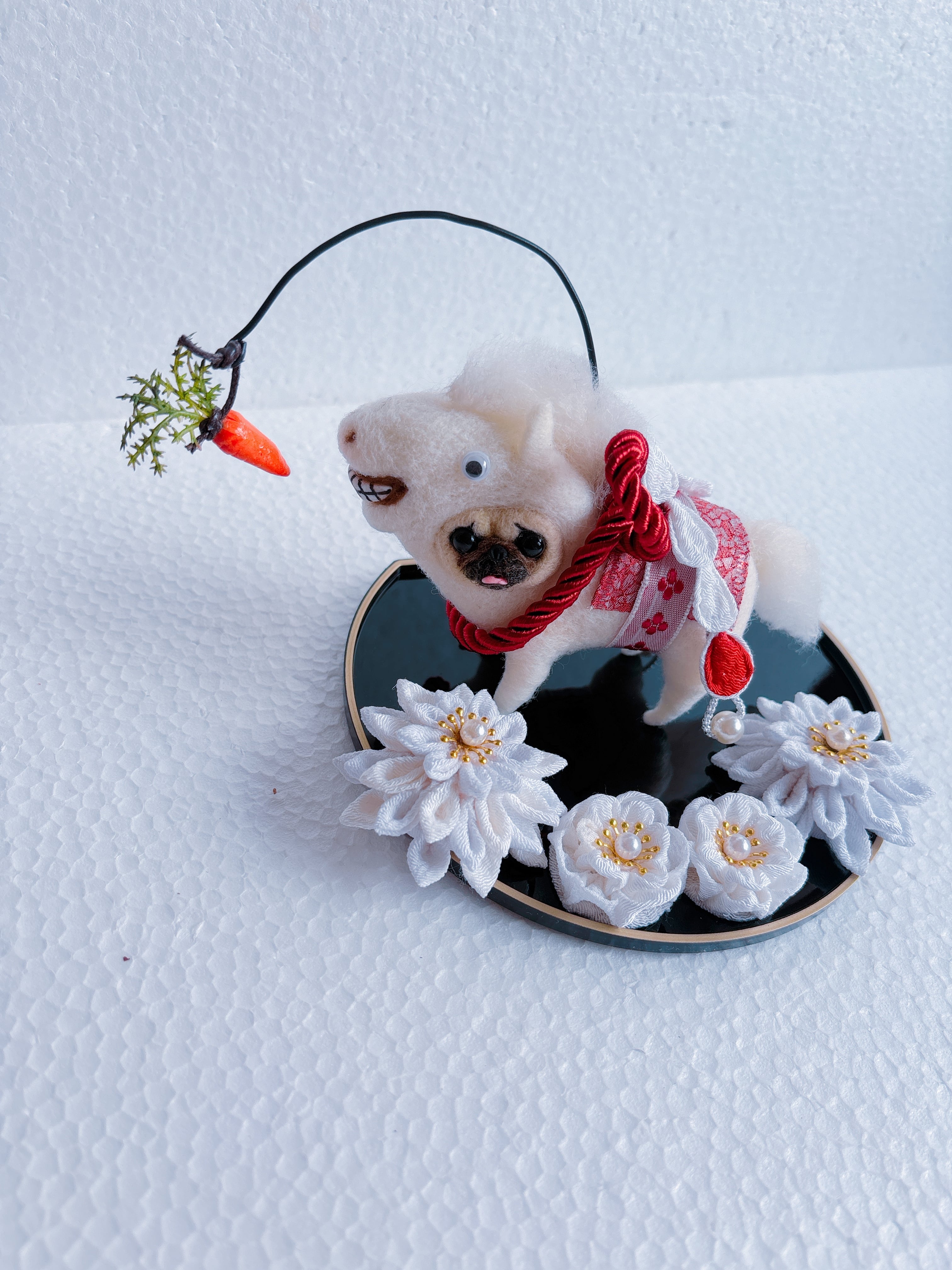 羊毛フェルトパグ午年とつまみ細工(人参) | 羊毛フェルトパグとHANAの店