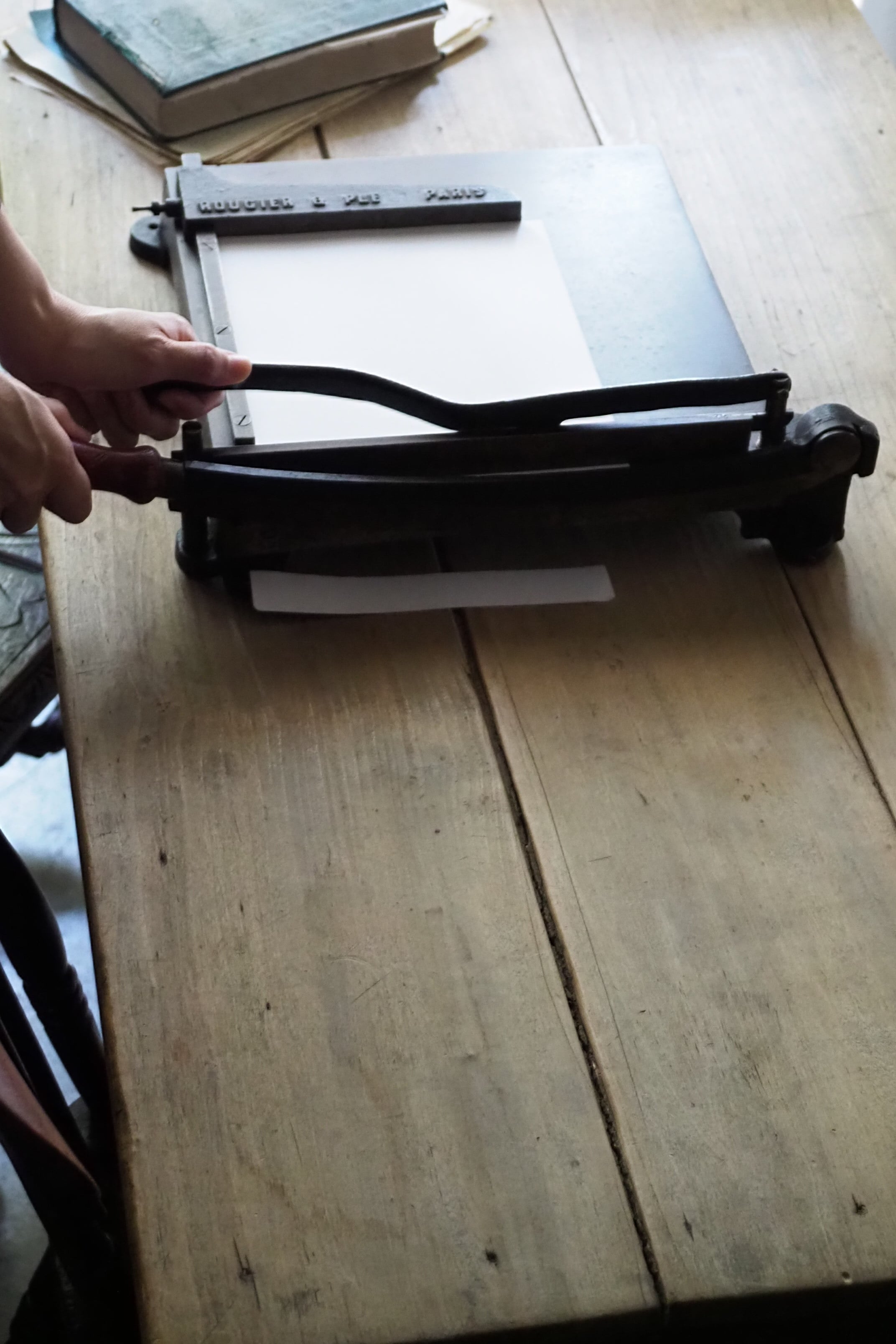 アンティーク調 キッチンペーパーカッター 19世紀末.パリの紙裁断機/ペーパーカッター-antique paper cutter