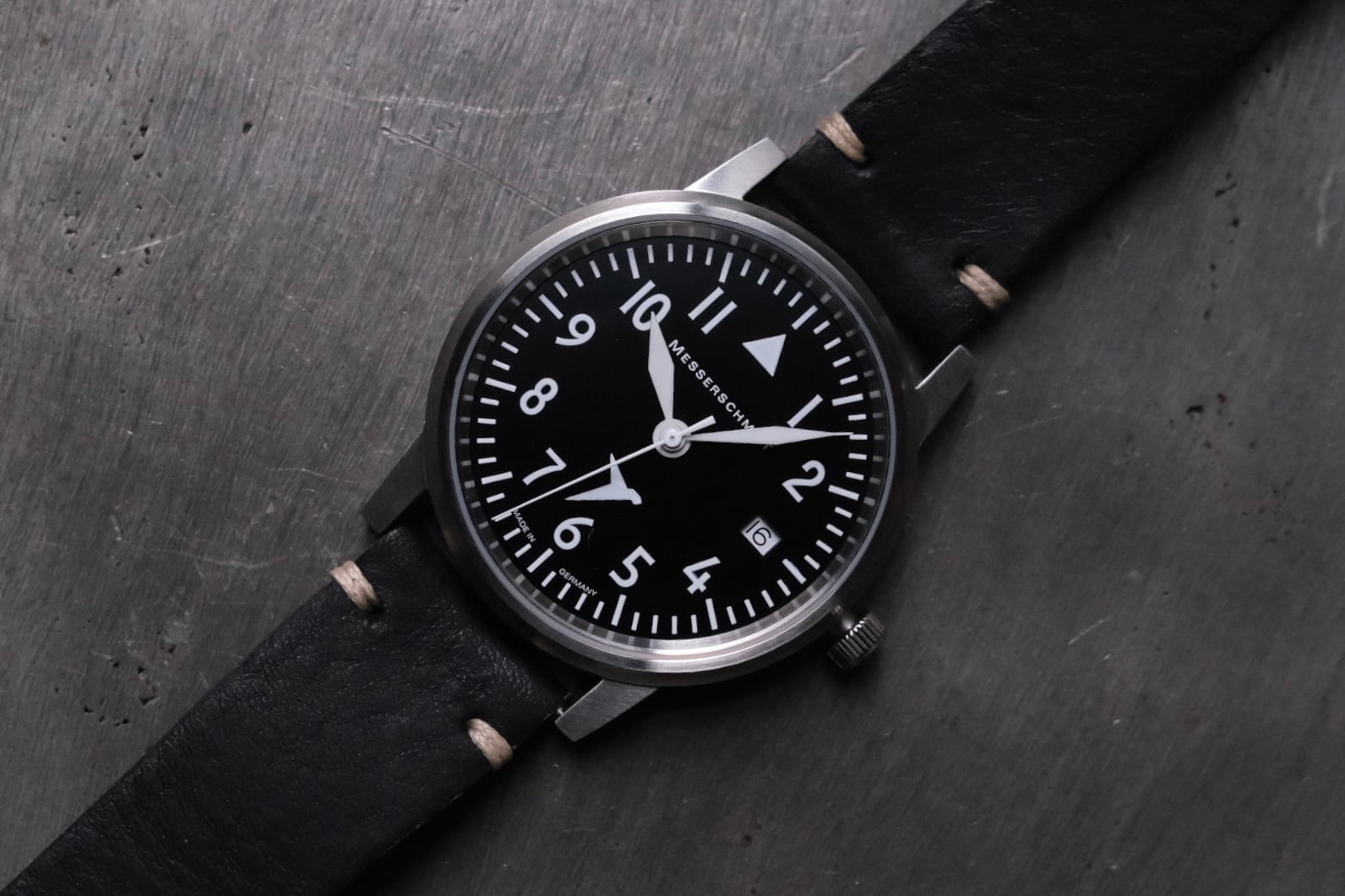 ドイツ製 Messerschmitt（メッサーシュミット）"military watch"  (ミリタリーウォッチ) 109 黒文字盤 x 老舗タンナーレザーベルト / 大阪