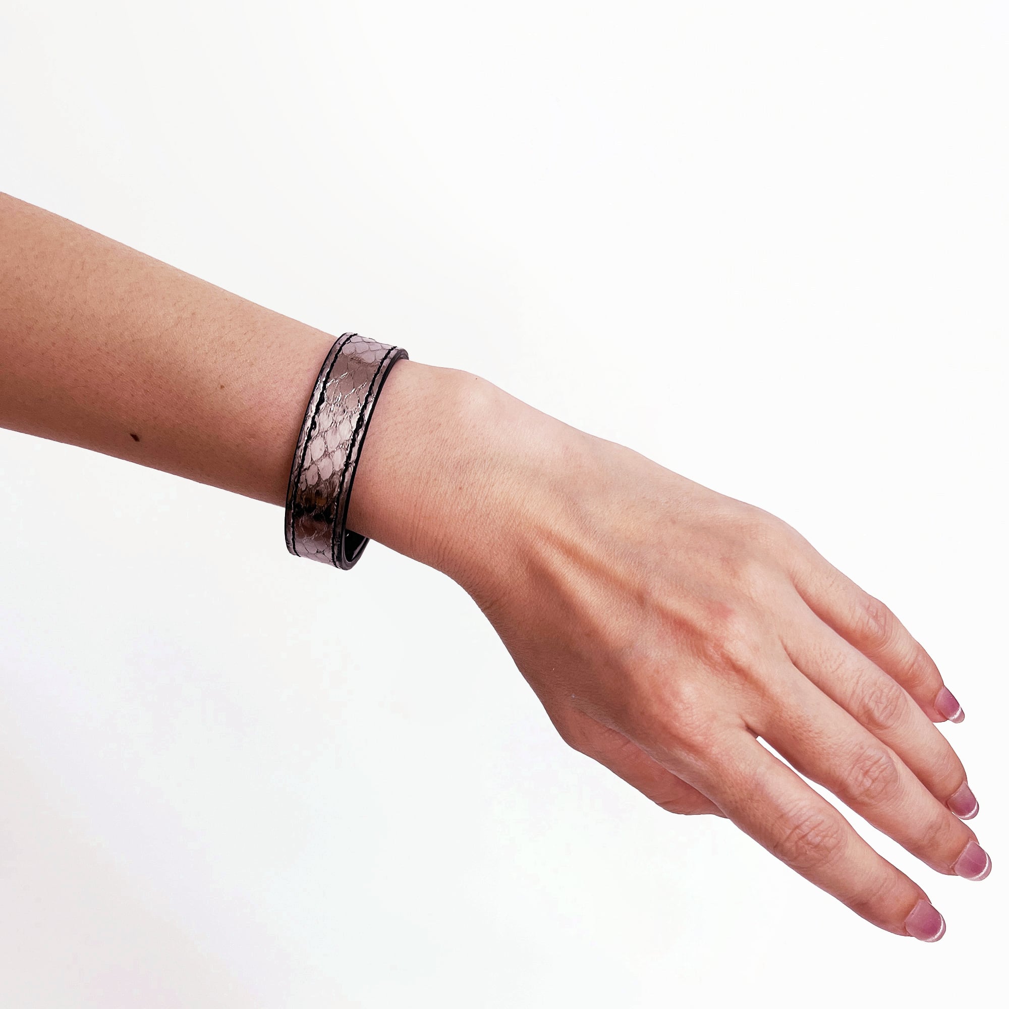 シルバーパイソンバングル