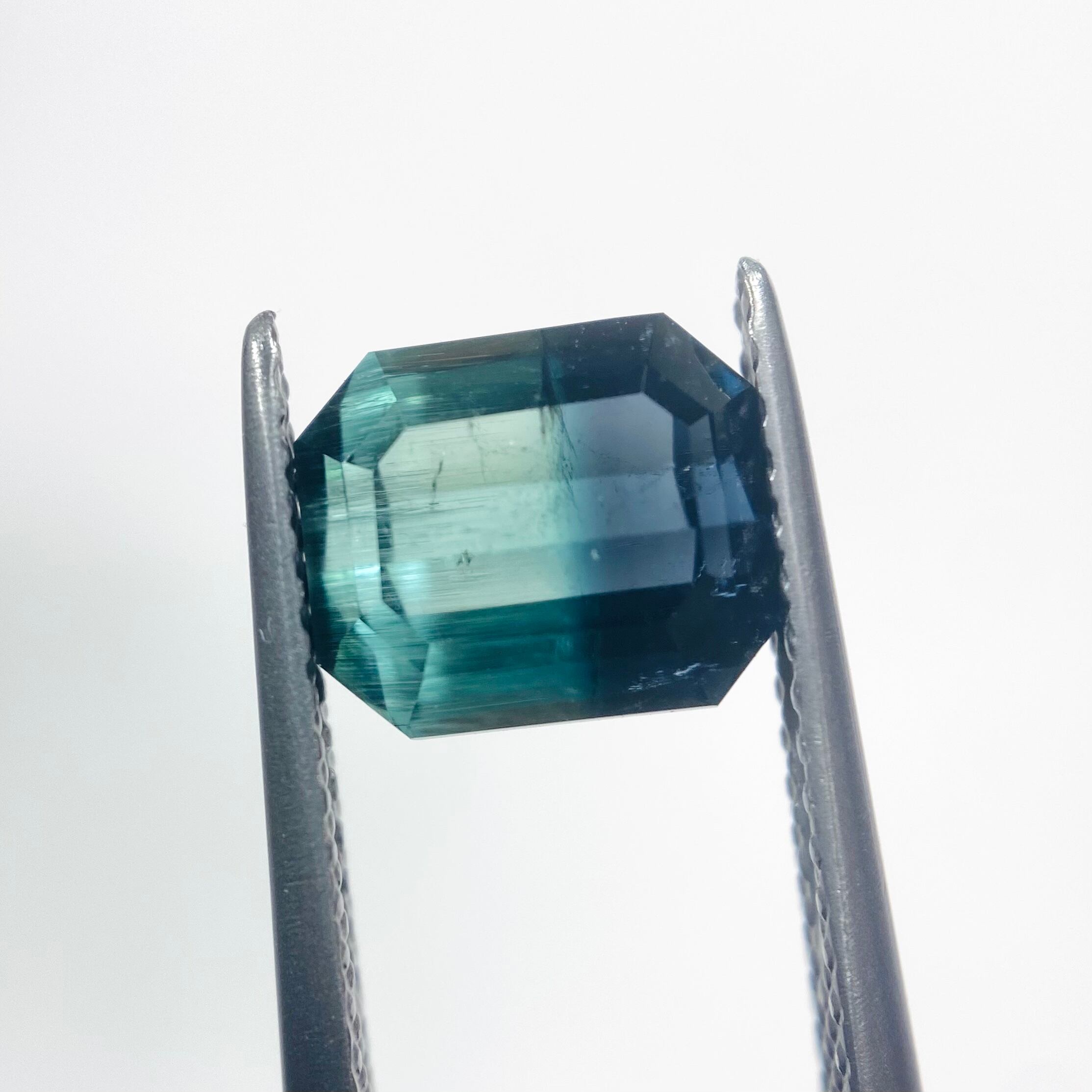 エメラルドとサファイアカラーを楽しめるトルマリン