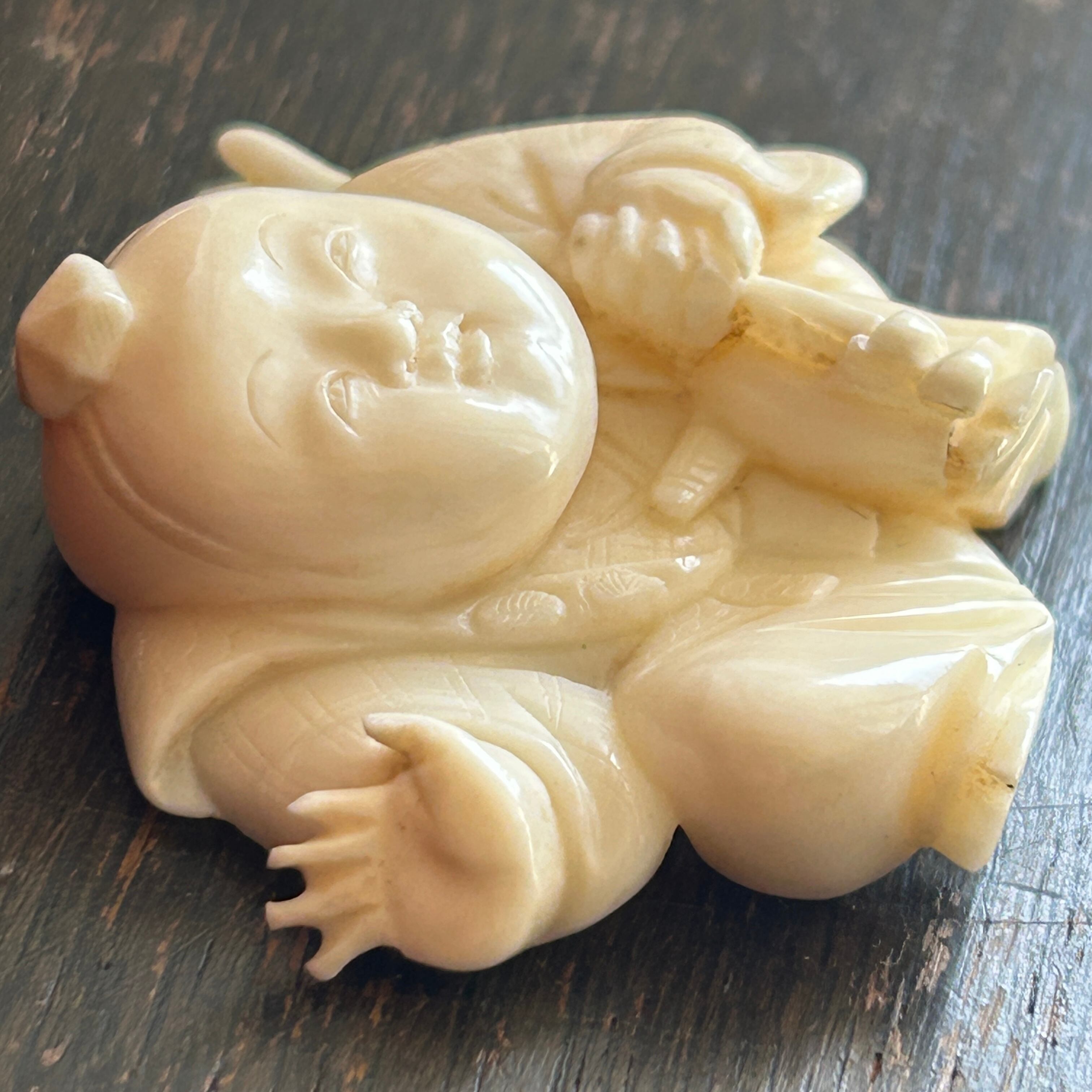 アンティーク　マッコウ鯨歯　なんだか福々しい中間の帯留め