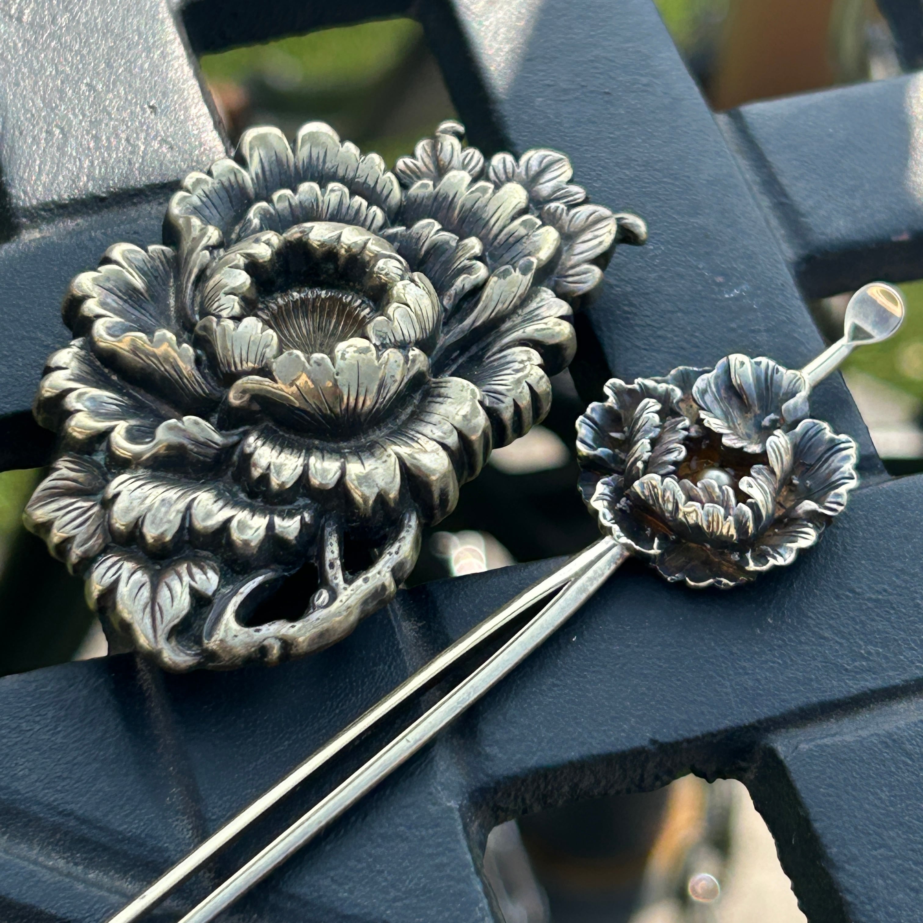 アンティーク　在銘　大きな牡丹の帯留め