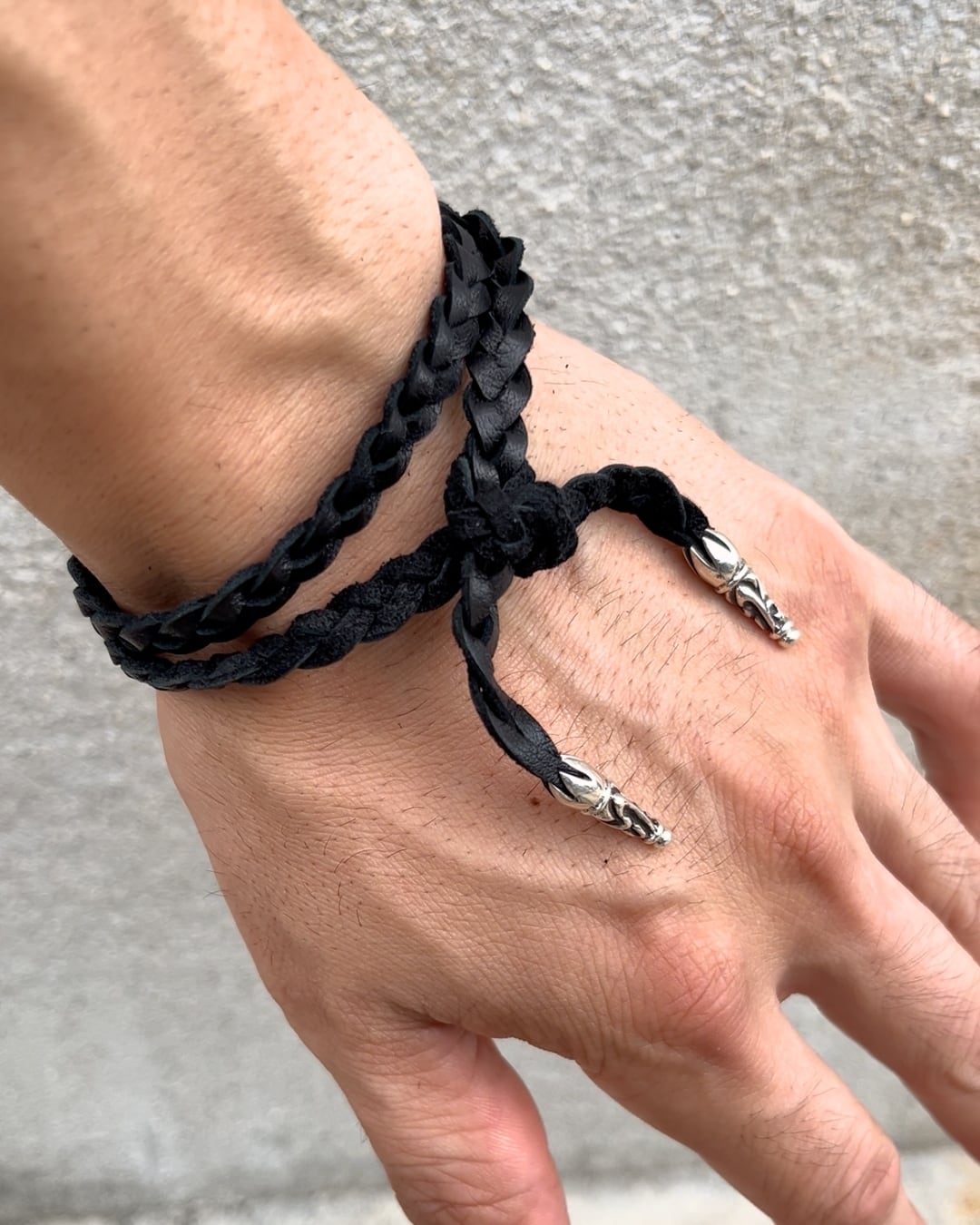 三つ編み革紐ブレスレット