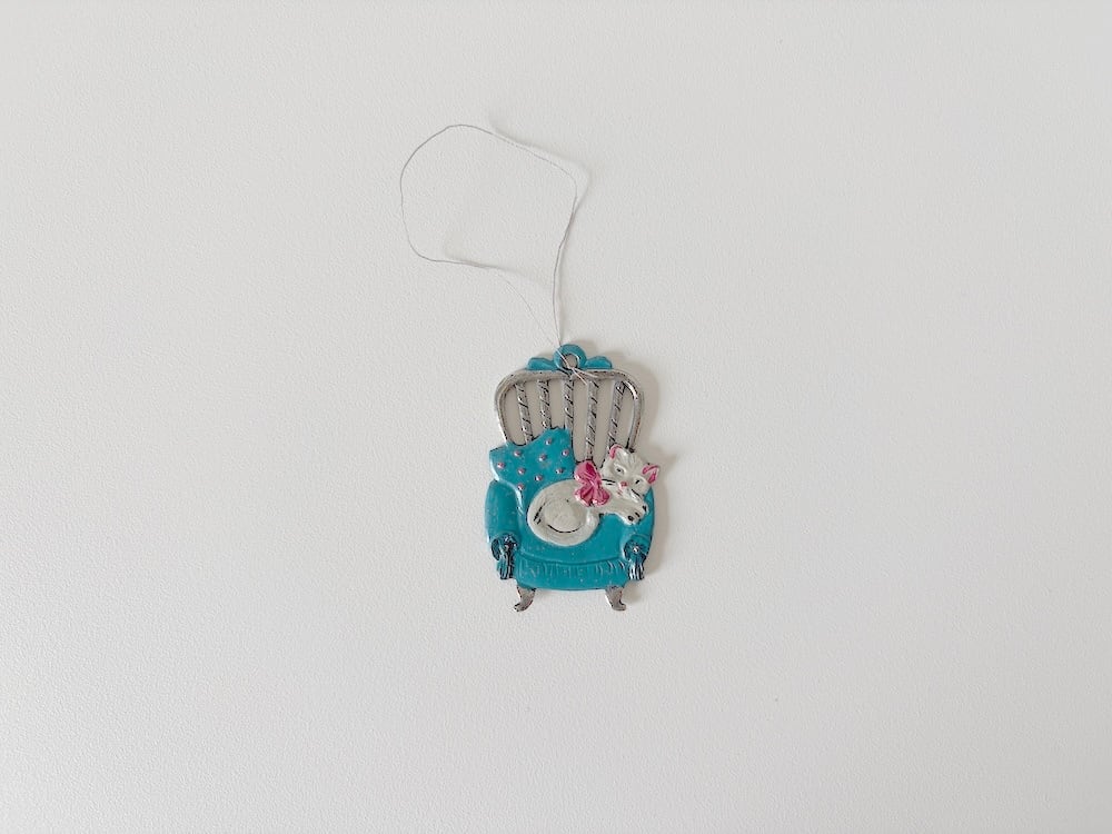 【GERMANY】1960-70'sの猫のオーナメント「カウチからこっちを見てる」 / 1960s–70s cat ornament: "Looking this way from the couch"