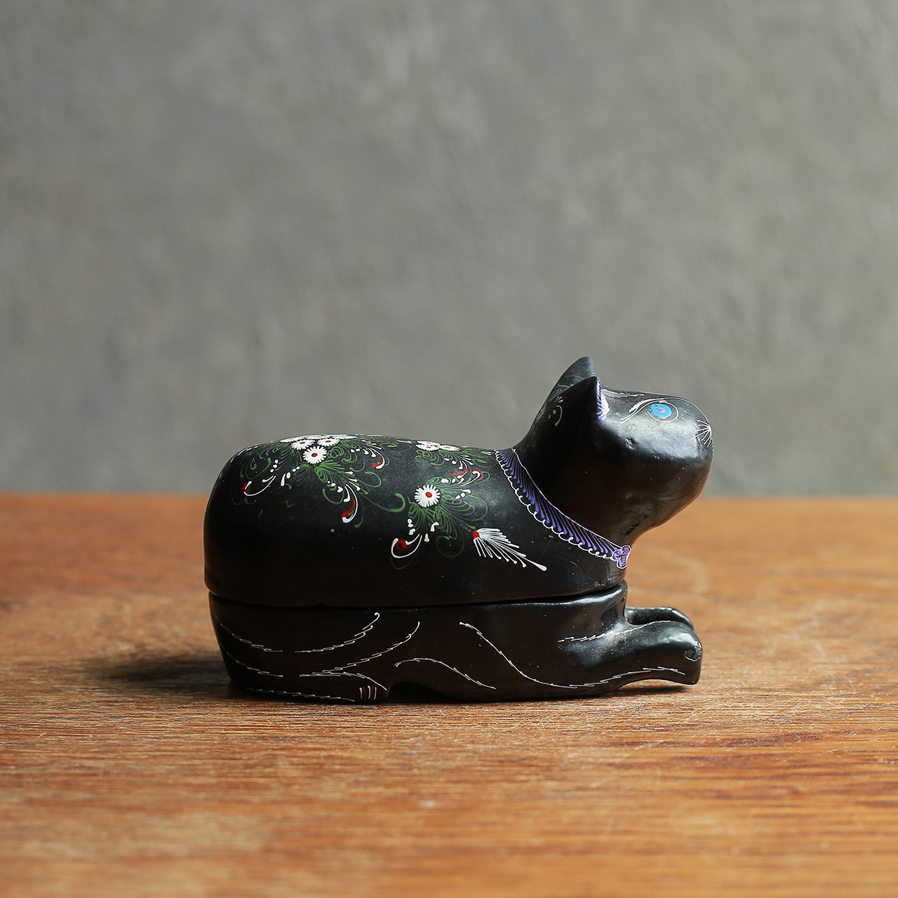 花模様をまとった、ネコのペーパーマッシュ