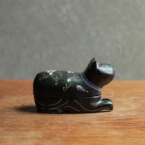 花模様をまとった、ネコのペーパーマッシュ