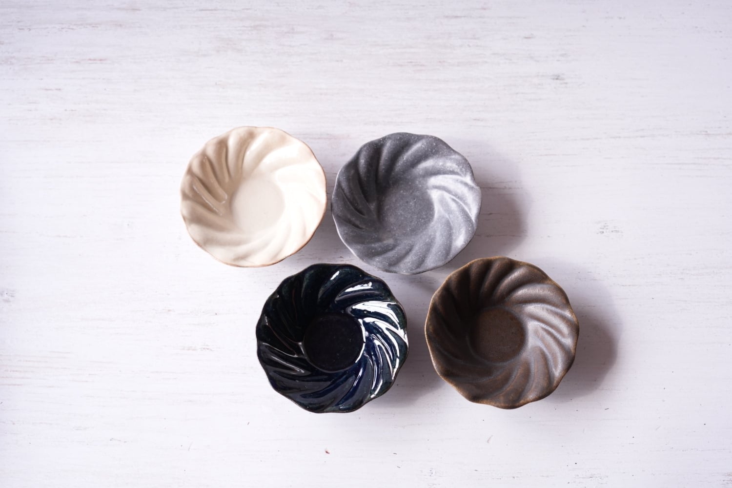 サビ釉 スパイラル輪花小鉢 | 古谷製陶所