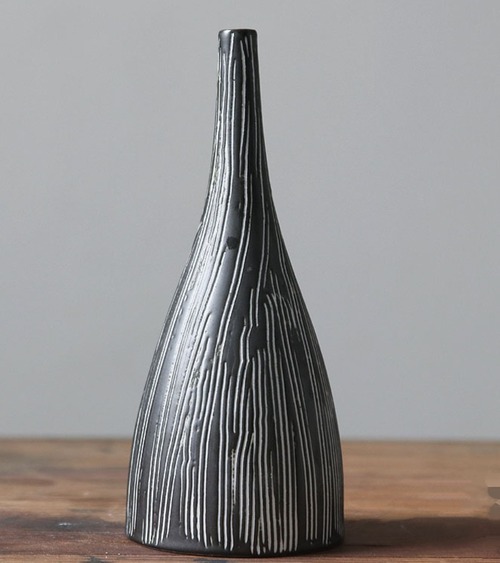 花瓶 ダークグレー 縦ライン 細身 一輪挿し フラワーベース 陶器 モダン 装飾 花器 グレー系 シック インテリア スリム