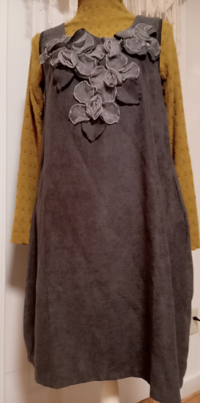 花モチーフチュニック（人生に花を添えて、花を咲かせる）