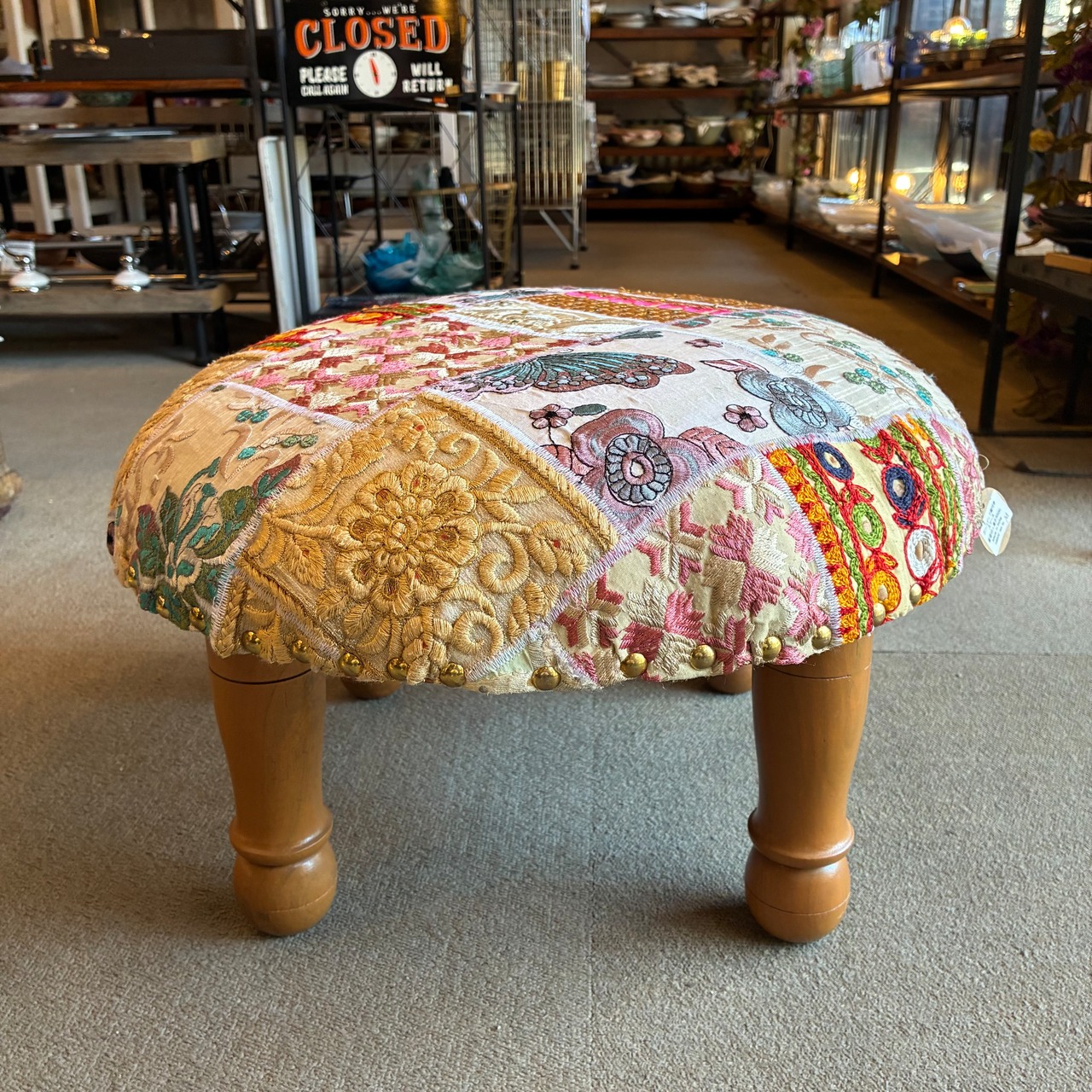 India Zari patchwork stool Pink　インド　ザリパッチワークスツール　ホワイト　A　家具　椅子　カンバディア　チェア　ザリ刺繍　オットマン　ヴィンテージサリー