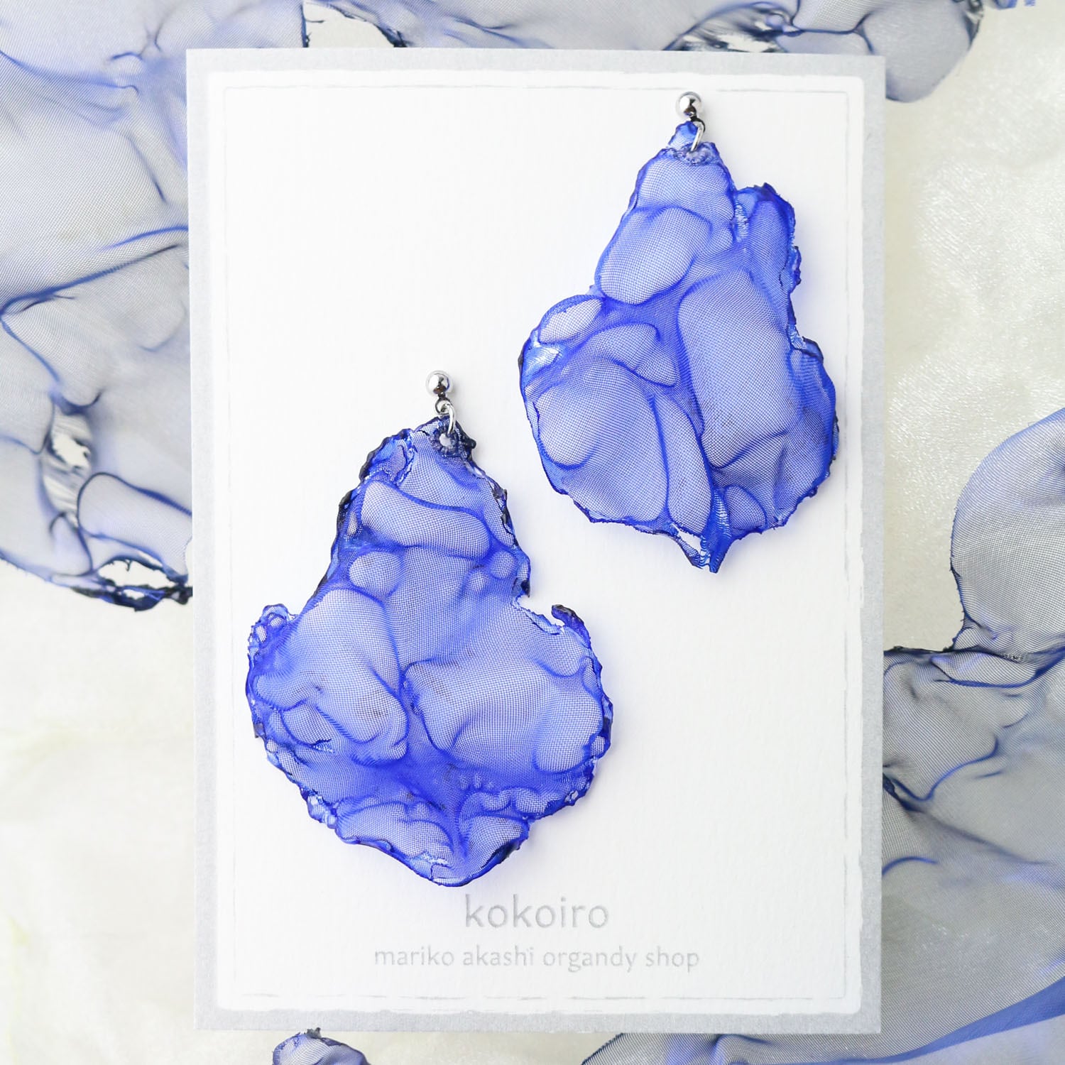 ブルー 色のかけら｜オーガンジーのゆれる大ぶりアシンメトリーピアス
