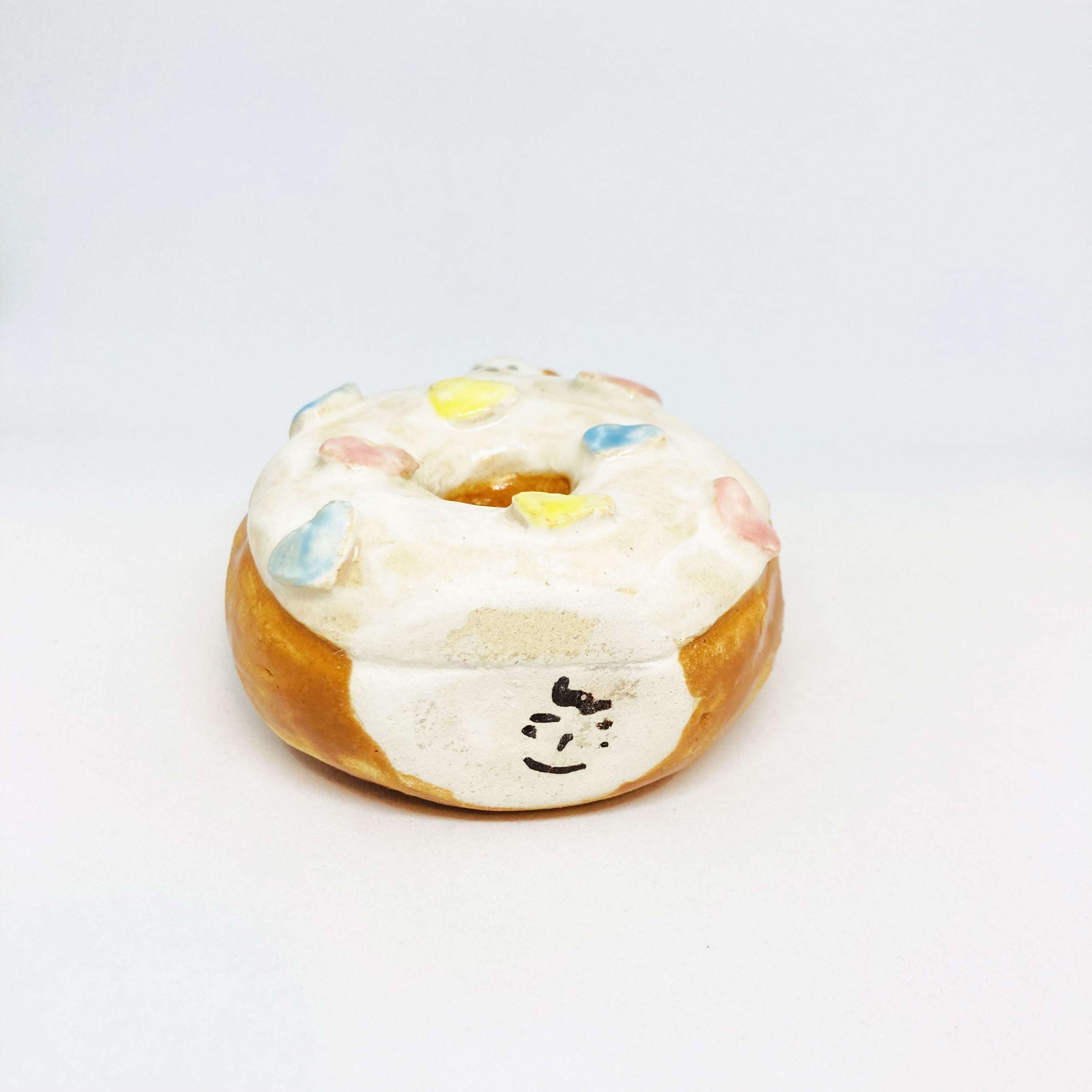 いぬとドーナツの一輪挿し/ すずきたまみ / 陶芸作品
