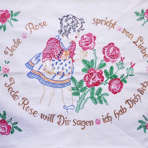 ノスタルジック刺繍　ピローケース　　薔薇と少女　　ドイツヴィンテージ