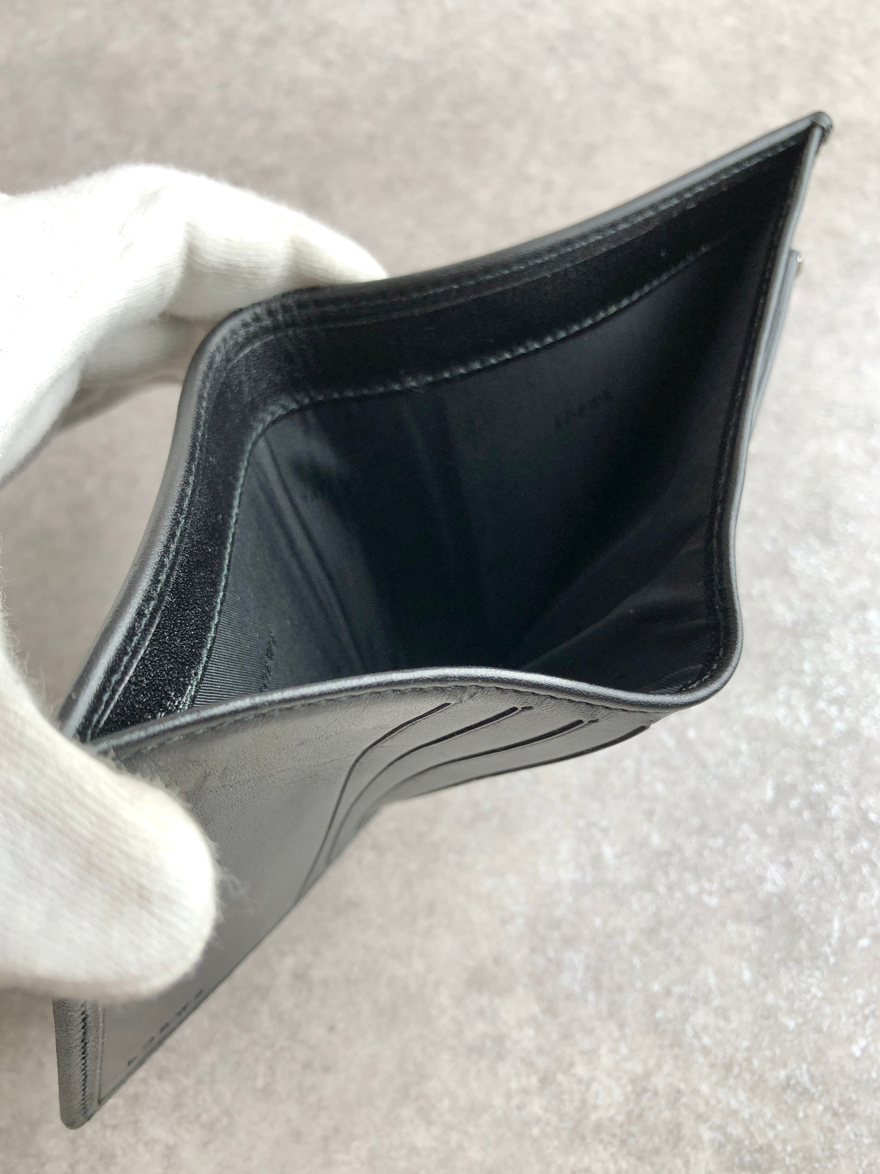 【極美品】LOEWE ロエベ レザー 折財布 札入れ ブラック アナグラム ロエベ二つ折り札入れ ブラック メンズ 二つ折り財布 LOEWE 中古