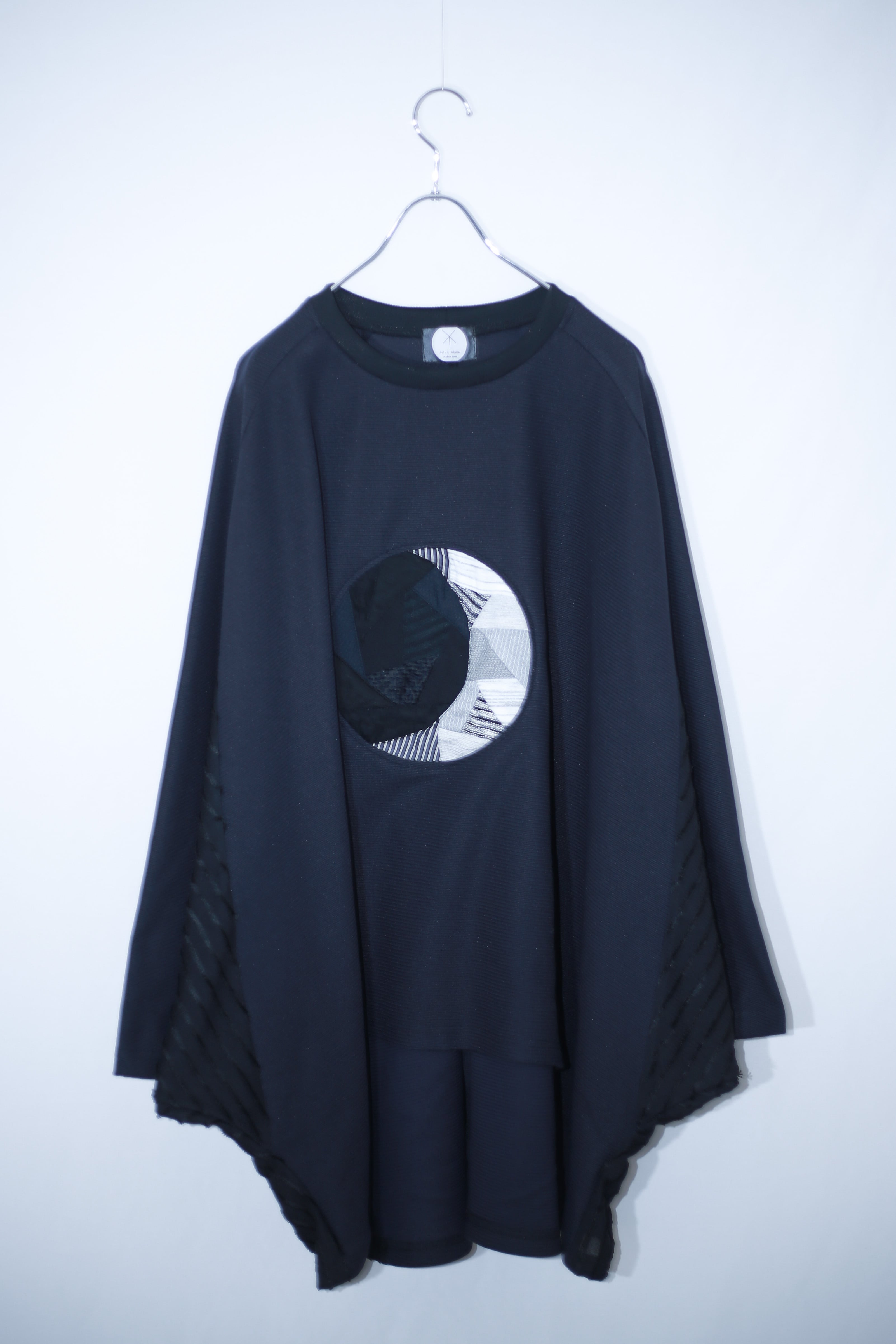 Bat-T-shirts ○ crescent moon (black)