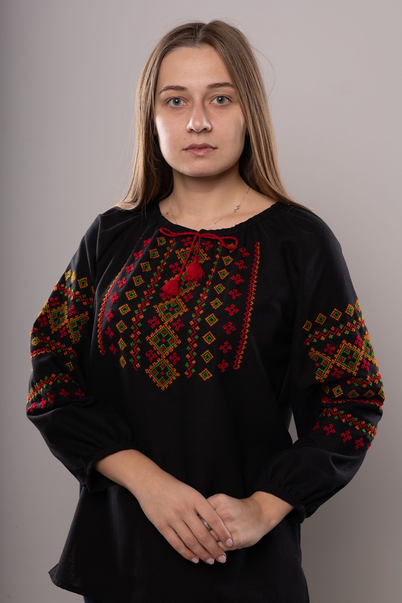 ウクライナ刺繍ヴィシヴァンカ・クラシック　コロミヤモデル　手刺繍　麻　レディース・フリーサイズ - 5