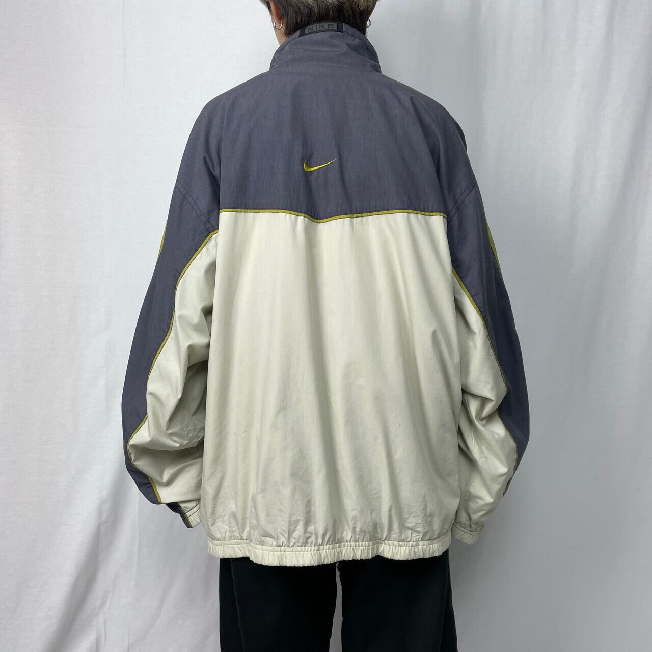 00年代 NIKE ナイキ ラインデザイン ポリエステル トラックジャケット メンズL-XL相当 古着 00S NIKE ビンテージ ヴィンテージ  Y2K ワンポイントロゴ刺繍 スウォッシュロゴ チャコールグレー オフホワイト マスタードイエロー【ナイロンジャケット】 | cave ...