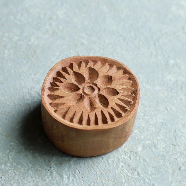 置いておくだけで素敵な、木のぬくもり感じるお菓子の型